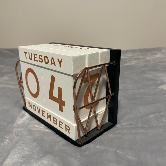 Wooden block desk calendar - Picture 4 of 8